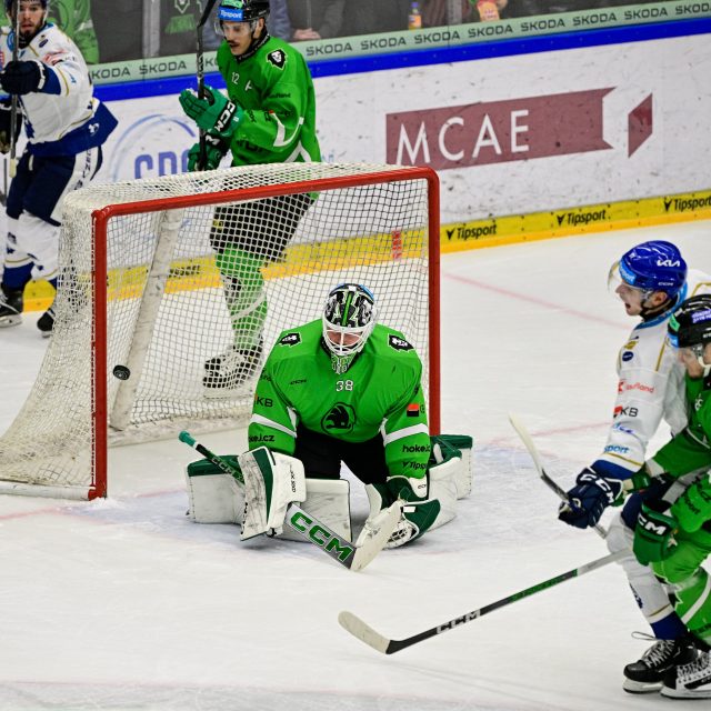 Kladenský útočník Griffin Mendel navýšil svým gólem vedení nad Mladou Boleslaví na 4:0 | foto: Vít Šimánek,  ČTK