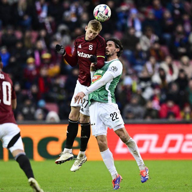 Fotbalista Sparty Filip Panák v souboji s jabloneckým Jakubem Martincem | foto: Ondřej Deml,  ČTK