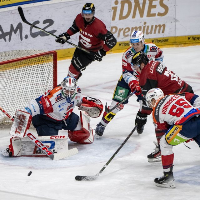 Ve šlágru 32. kola Tipsport extraligy Sparta smetla Pardubice 6:2 | foto: Vít Šimánek,  ČTK