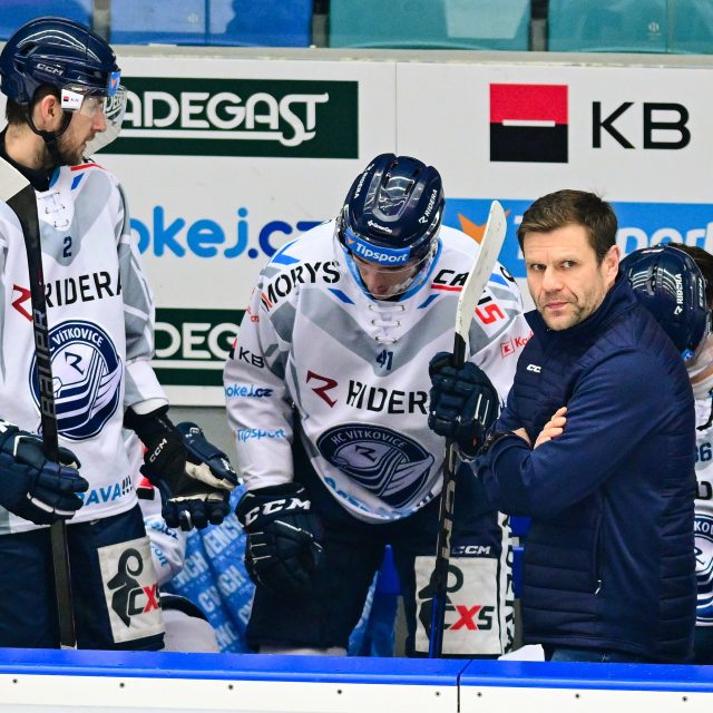 Trenér hokejistů Vítkovic Václav Varaďa se svými hráči | foto: David Taneček,  Profimedia