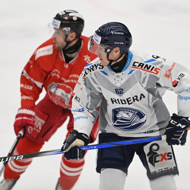 Robert Říčka z Vítkovic,  v pozadí Jan Švrček z Olomouce | foto: Luděk Peřina,  Profimedia