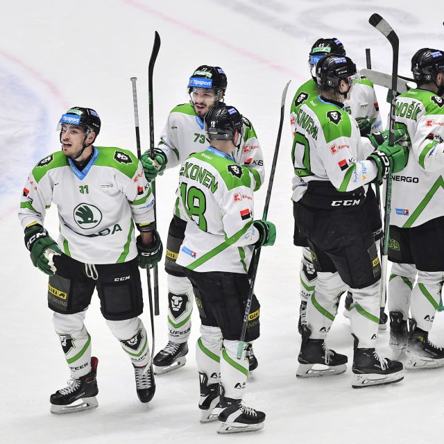 Hokejisté BK Mladá Boleslav slaví výhru na ledě Plzně | foto: Profimedia