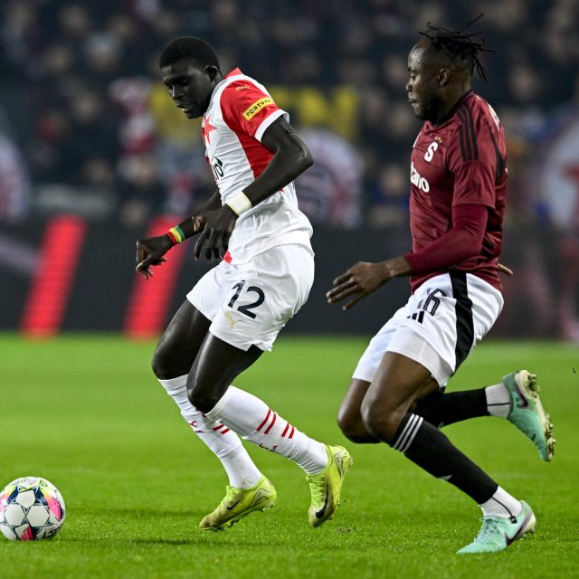 El Hadji Malick Diouf v souboji s obráncem Emmanuelem Uchennou | foto: Ondřej Deml,  ČTK