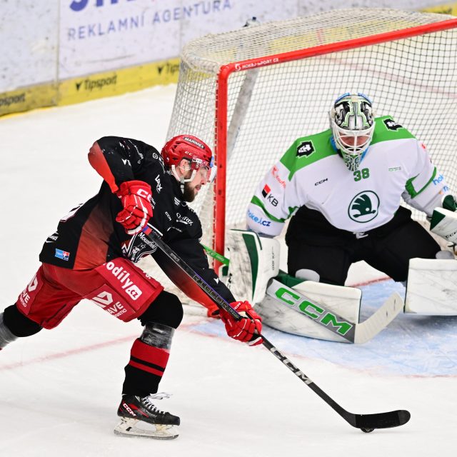 Mladoboleslavský brankář Dominik Furch v zápase s Hradcem Králové | foto: David Taneček,  ČTK