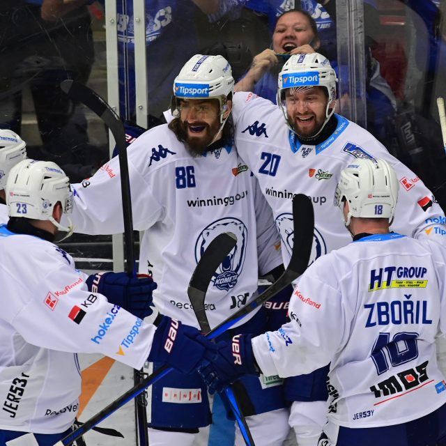 Hokejisté Komety Brno se radují z gólu proti Karlovým Varům | foto: Slavomír Kubeš,  ČTK