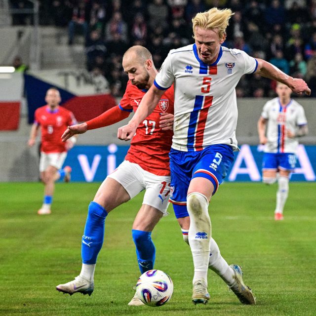 Václav Černý v souboji s obráncem Faerských ostrovů | foto: Vít Šimánek,  ČTK