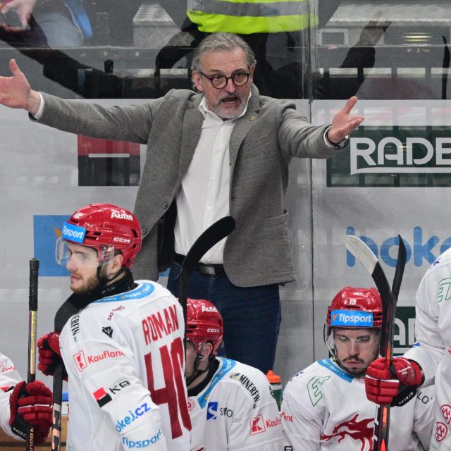 Zdeněk Moták v posledním zápase čtvrtfinálové série mezi Třincem a Spartou | foto:  Michal Kamaryt,  ČTK