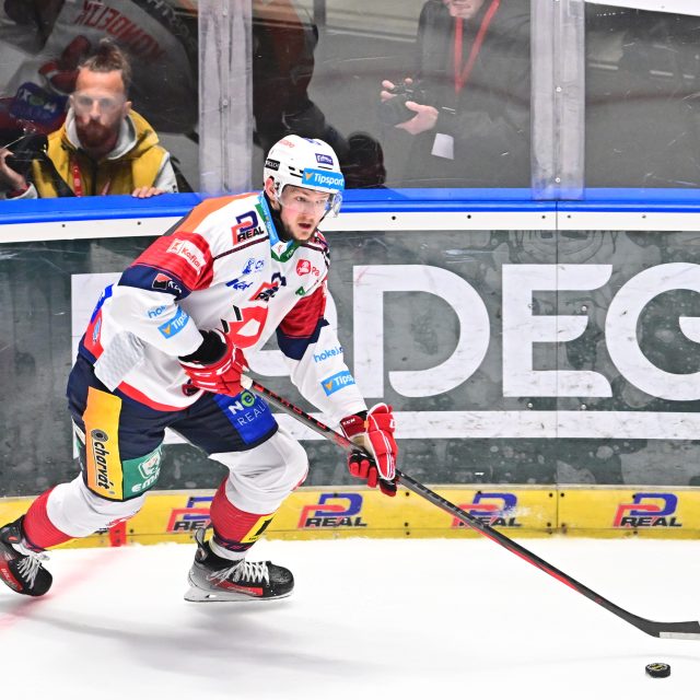 Pardubický útočník Jáchym Kondelík vstřelil v druhém finálovém utkání extraligy proti Kometě Brno vítězný gól | foto: Josef Vostárek,  ČTK