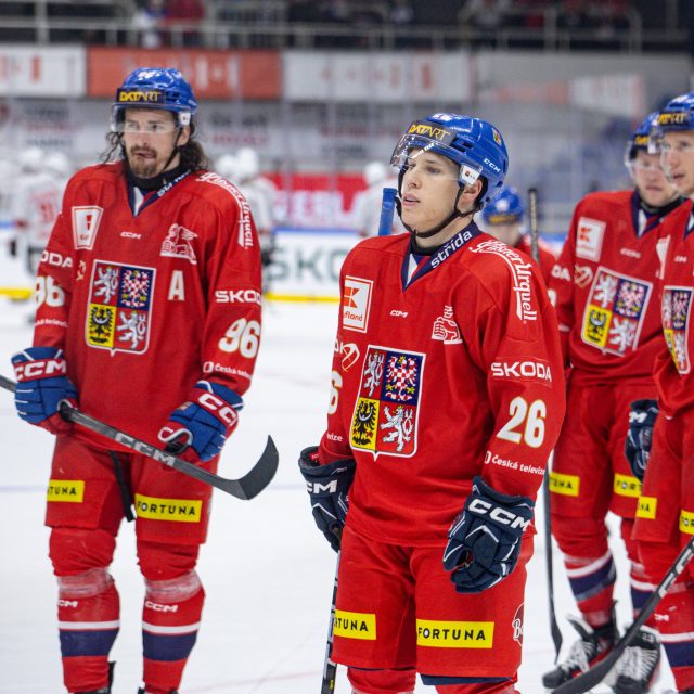 Obránce Jiří Ticháček před dalšími českými hokejisty po zápase se Švýcarskem | foto: Martin Sekanina,  Profimedia
