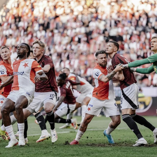 Poslední derby mezi Spartou a Slavií skončilo výhrou sešívaných,  na Letné ale v ligovém utkání neuspěli už šestkrát v řadě | foto: Petr Topič,  MFDNES + LN / Profimedia