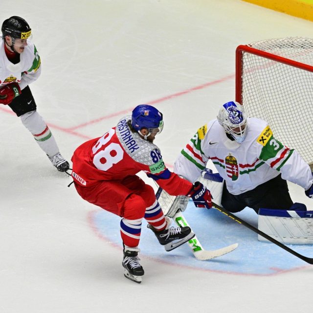 David Pastrňák střílí gól do branky Maďarska | foto: Vít Šimánek,  ČTK