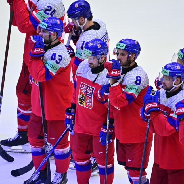 Čeští hokejisté po prohře s USA | foto: Vít Šimánek,  ČTK