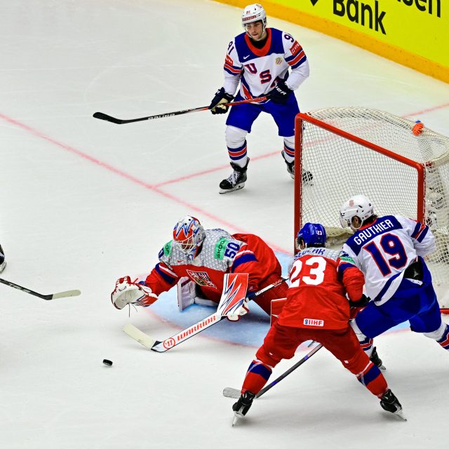 Čeští hokejisté vstřelili Američanům dva góly a jeden čas vedli. To ale bohužel nestačilo a prohráli 2:5. | foto: Vít Šimánek,  ČTK