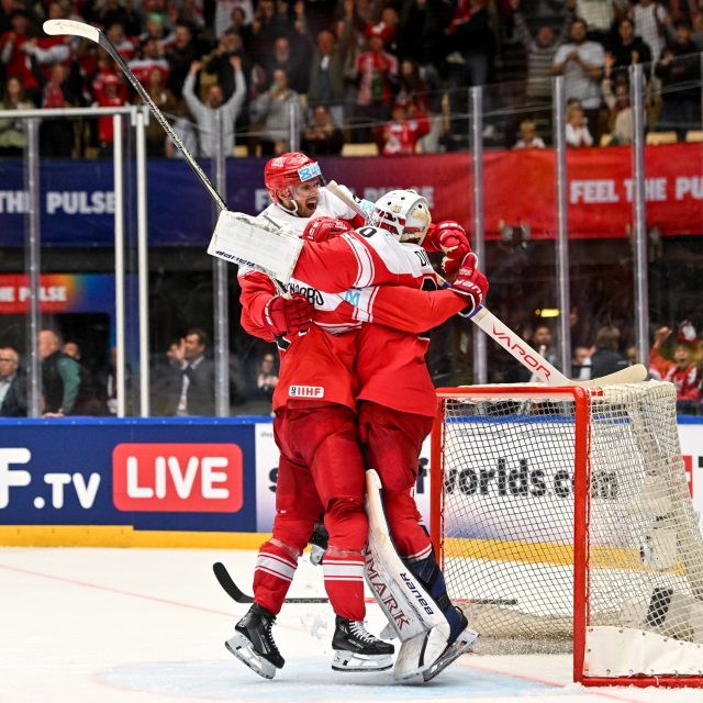 Dánští hokesjité se radují z postupu do semifinále mistrovství světa | foto: Andrea Branca,  ČTK / imago sportfotodienst