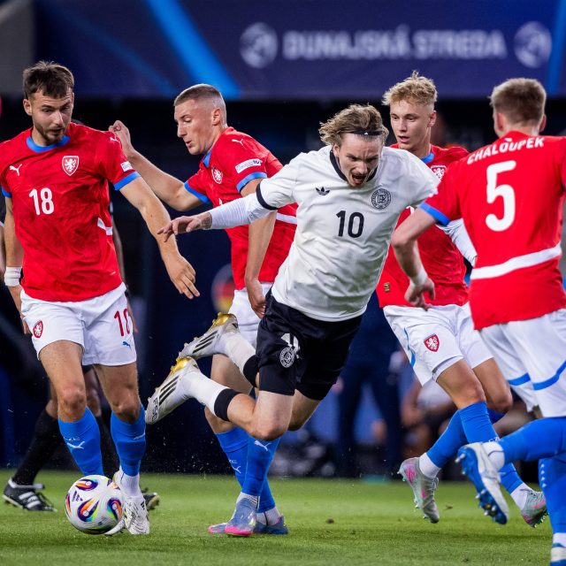 Nick Woltemade v obležení českých obránců | foto: ČTK / imago sportfotodienst / IMAGO