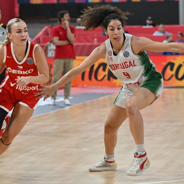 Česká basketbalistka Petra Holešínská v utkání mistrovství Evropy proti Portugalsku | foto: Václav Šálek,  ČTK