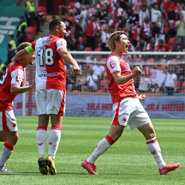 Japonec Daiki Hašioka slaví první gól v dresu pražské Slavie s Janem Bořilem a Michalem Sadílkem | foto: Michal Beránek,  CNC / Profimedia