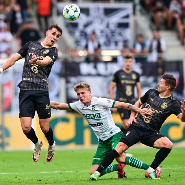 Zleva Alexandr Sojka z Hradce Králové,  Albert Labík z Karviné a Václav Pilař z Hradce Králové. | foto: David Taneček,  ČTK,  Profimedia