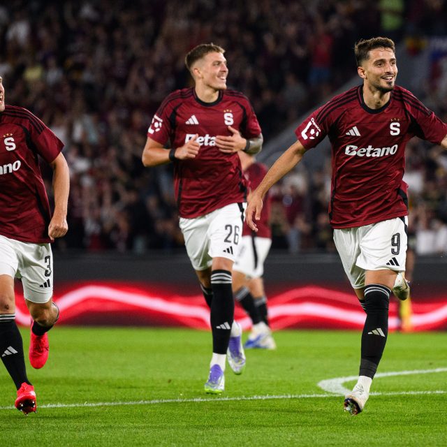 Fotbalisté Sparty | foto: Vlastimil Vacek,  Právo/Profimedia
