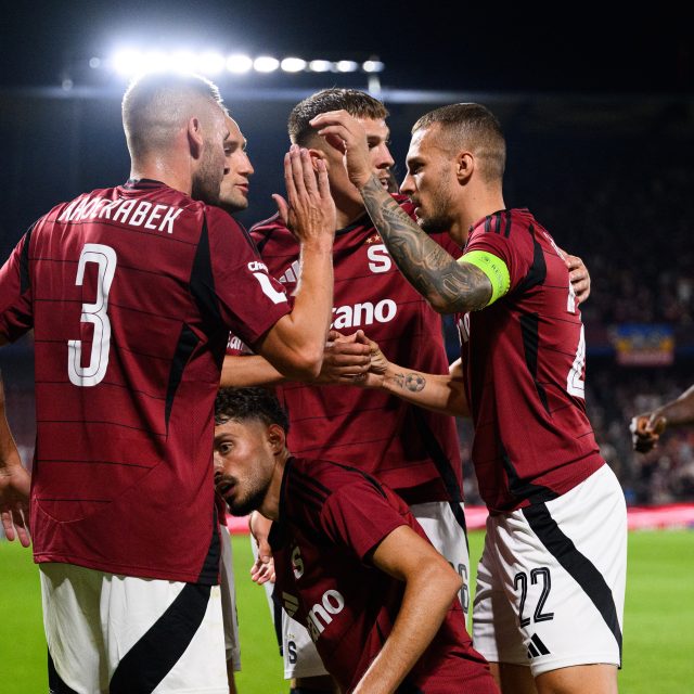 Fotbalisté Sparty | foto: Vlastimil Vacek,  Právo / Profimedia