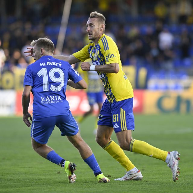 Jan Kalabiška,  autor vítězné branky Zlína,  v souboji s libereckým Michalem Hlavatým | foto: Dalibor Glück,  ČTK