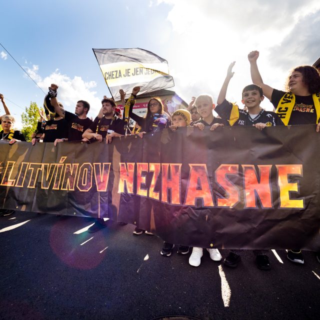 Litvínovští fanoušci věří,  že jejich milovaný klub se dostane z existenčních problémů | foto: Petr Bílek,  Mf Dnes + LN / Profimedia