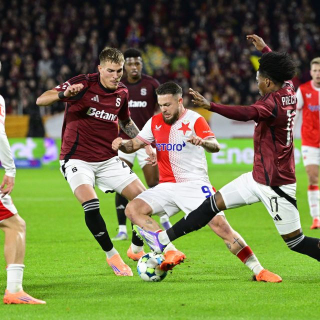 Duel Sparty se Slavií nabídl v 11. kole Chance ligy plno tvrdých soubojů | foto: Vít Šimánek,  ČTK