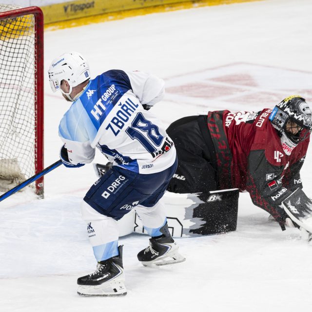 Adam Zbořil překonal v trestném střílení Jakuba Kováře | foto:  Michal Kamaryt,  ČTK
