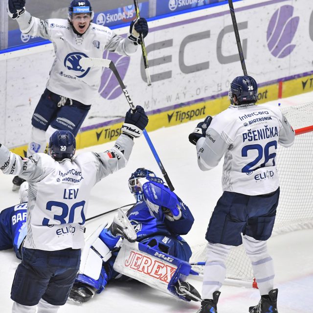 Hokejisté Plzně slaví gól Ondřeje Pěničky do sítě Komety Brno | foto: Miroslav Chaloupka,  ČTK