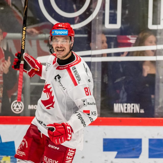 Třineckým hokejistům v duelu proti Pardubicím nepomohla ani gólová trefa Davida Ciencialy | foto: Vladimír Pryček,  ČTK