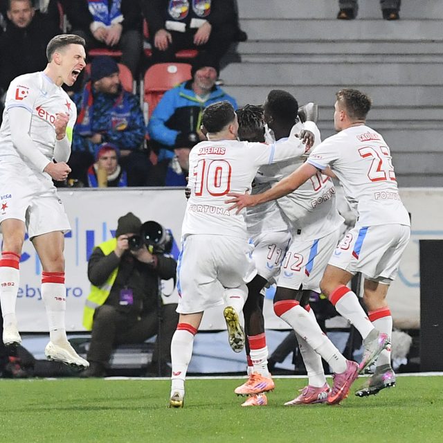 Fotbalisté Slavie se radují ze vstřeleného gólu na půdě Viktorie Plzeň v 15. kole Chance ligy | foto: Miroslav Chaloupka,  ČTK