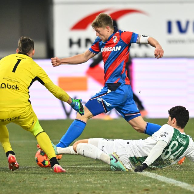 Zmrzlý trávník pokrývaly zbytky odklizeného sněhu. Právě tyto podmínky trenéru Hyskému vadily | foto: Radek Petrášek,  ČTK