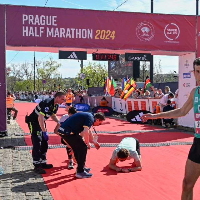 Běžci na Pražském půlmaratonu bojovali nejen s více jak 21 kilometrů dlouhou tratí,  ale také teplým počasím | foto: Iva Roháčková