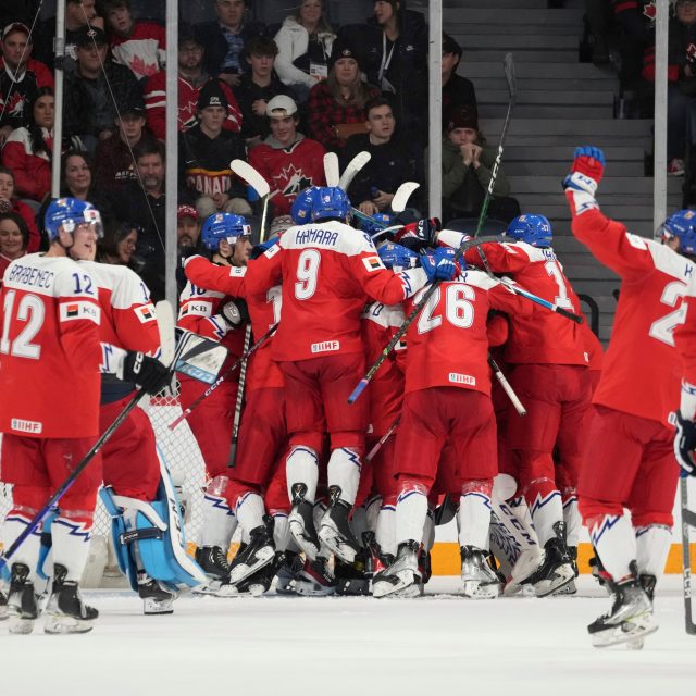 Česká reprezentace slaví vítězství nad Kanadou na Mistrovství světa hráčů do 20 let | foto: Profimedia