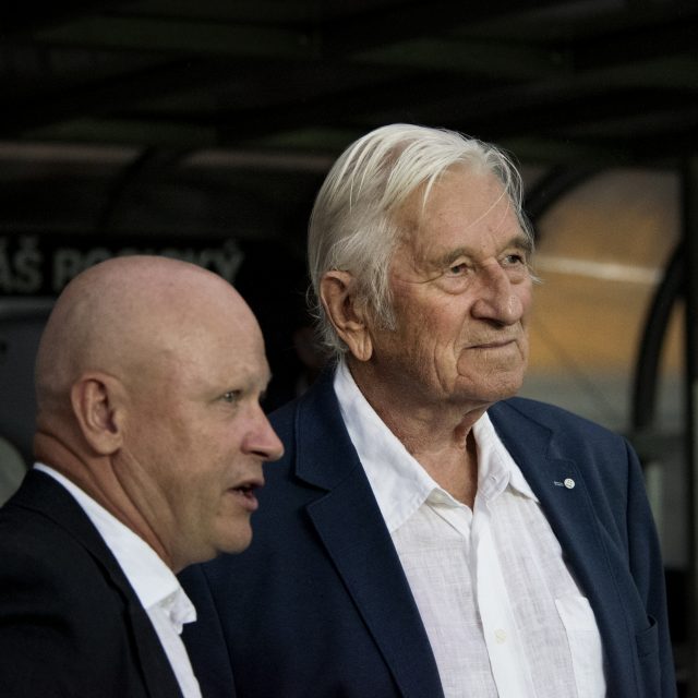 Současný a bývalý trenér fotbalové reprezentace Ivan Hašek a Karel Brückner | foto: Michaela Danelová,  iROZHLAS.cz
