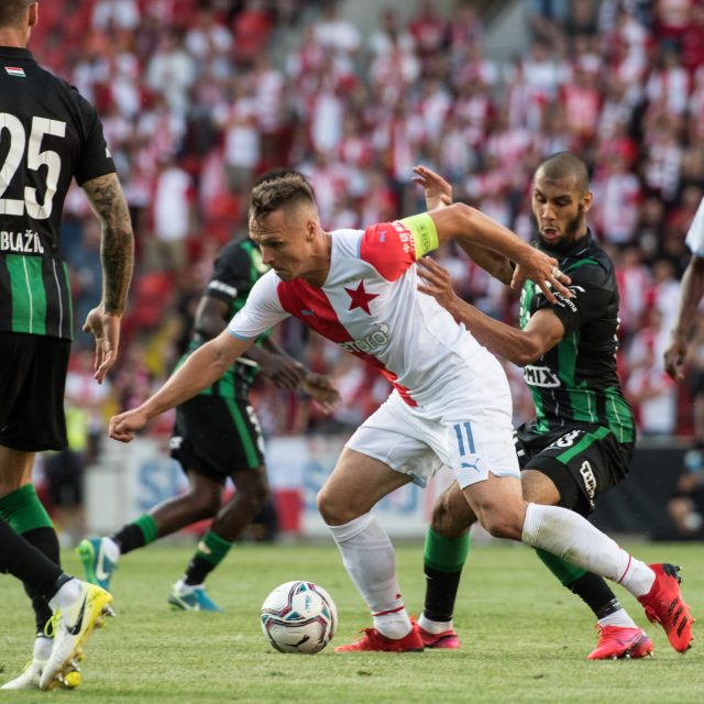 Stanislav Tecl v souboji s Dominikem Csontosem během odvetného utkání 3. předkola Ligy mistrů. | foto: René Volfík,  iROZHLAS.cz