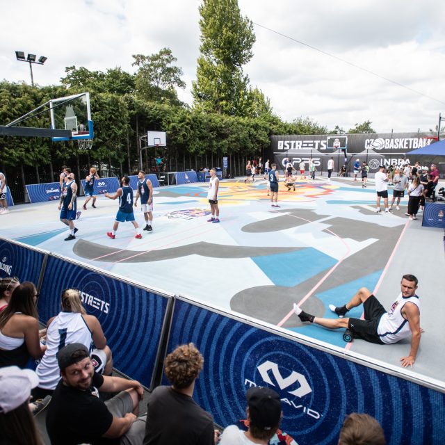 Otevření zrekonstruovaného venkovního Basketbalového hřiště na Pražačce. | foto: René Volfík,  iROZHLAS.cz