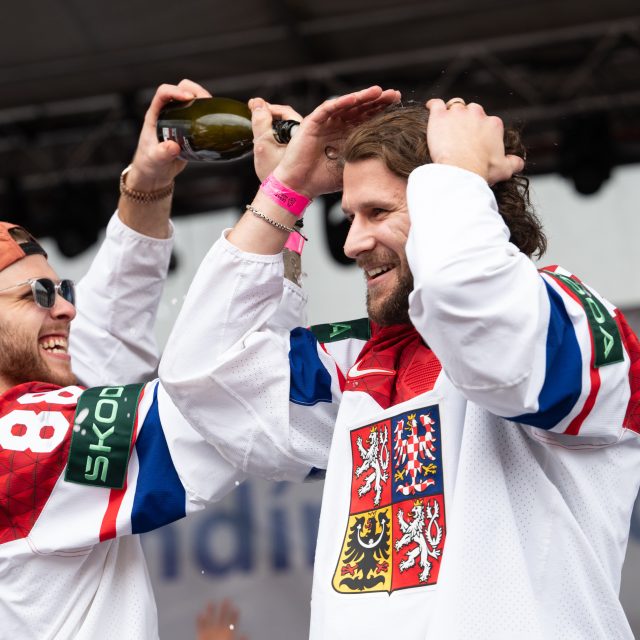 David Pastrňák a Tomáš Kundrátek během oslav na Staroměstském náměstí | foto: René Volfík,  iROZHLAS.cz