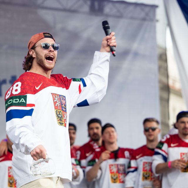 David Pastrňák při oslavě na Staroměstském náměstí | foto: René Volfík,  iROZHLAS.cz