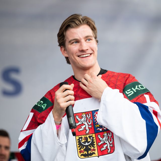 Lukáš Dostál při oslavě na Staroměstském náměstí | foto: René Volfík,  iROZHLAS.cz