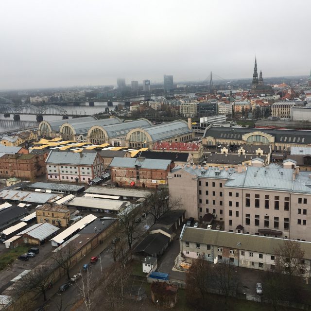 Výhled na Rigu ze sedmnáctého patra je úžasný,  pochvaluje si trenér Filip Pešan | foto: Ľubomír Smatana,  Český rozhlas,  Český rozhlas