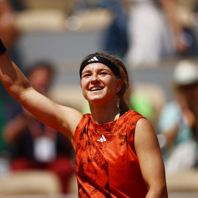 Karolína Muchová slaví vítězství ve čtvrtfinále Roland Garros | foto:  Reuters,  Kai Pfaffenbach,  Reuters