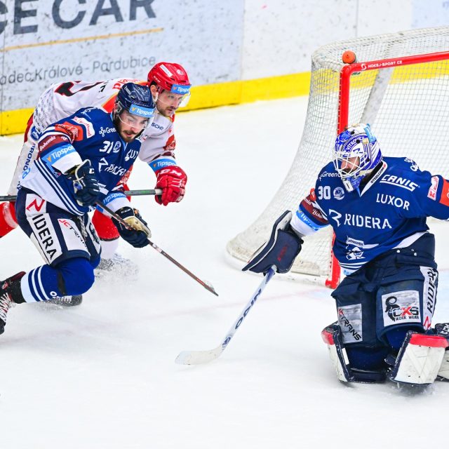 Rozhodující gól nejdelšího zápasu hokejové extraligy vstřelil Dominik Lakatoš | foto: David Taneček,  ČTK