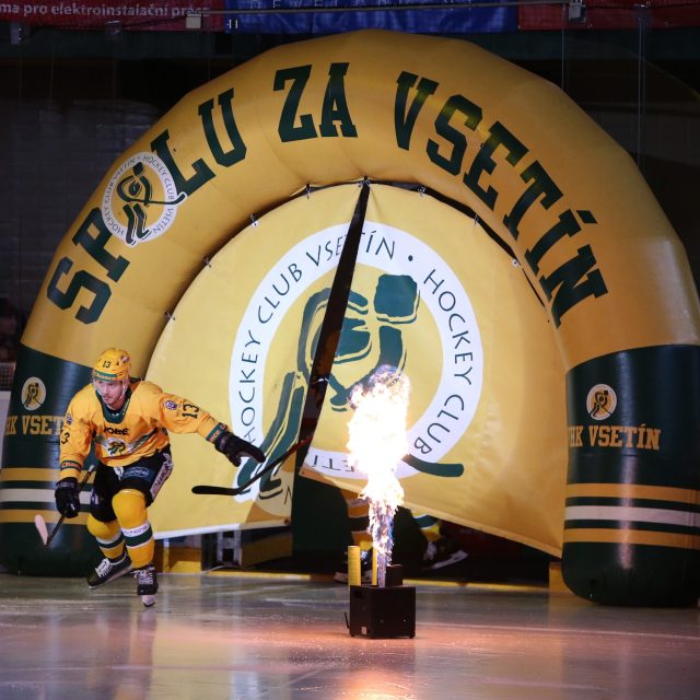 Nástup hokejistů na led ve Vsetíně provází show | foto: Pavel Paprskář,  ČTK