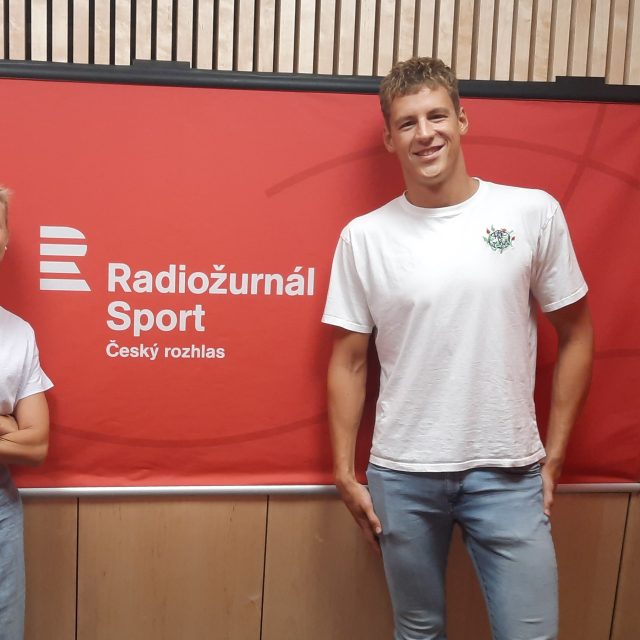 Moderátorka Andrea Sestini Hlaváčková a plavec Matěj Zábojník | foto: Český rozhlas