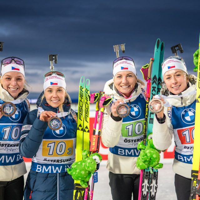 Biatlonistky Jessica Jislová,  Lucie Charvátová,  Tereza Voborníková a Markéta Davidová zahájily Světový pohár třetím místem ve štafetě v Östersundu | foto:  (C) Český biatlon Petr Slavík