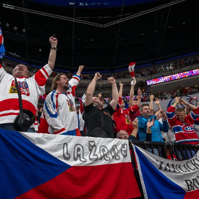 Fanoušci českých hokejistů se mohou těšit na nabitý zápasový víkend,  protože národní tým postoupil do bojů o medaile | foto: Zuzana Jarolímková,  iROZHLAS.cz