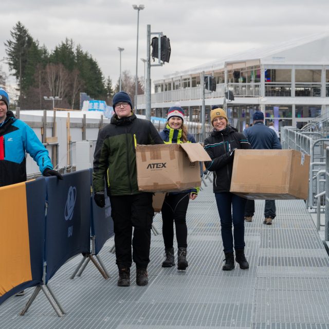 Dobrovolníci odvedli ve Vysočina Areně velký kus práce | foto: Zuzana Jarolímková,  iROZHLAS.cz
