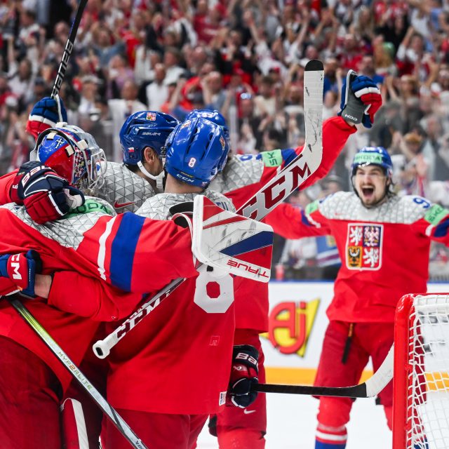 Čeští hokejisté slaví postup do finále mistrovství světa | foto: Zuzana Jarolímková,  iROZHLAS.cz