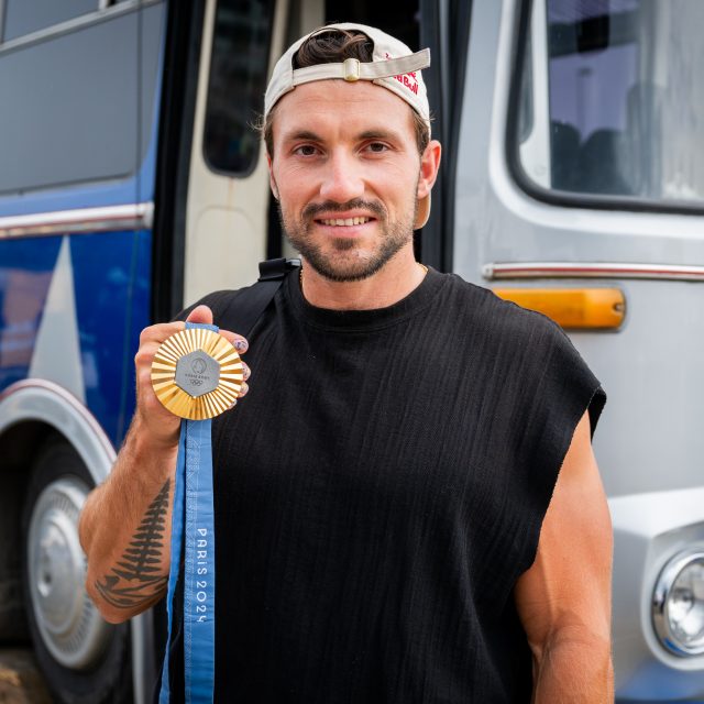 Kanoista Martin Fuksa,  který je součástí Red Bull Athletes,  přinesl ukázat zlatou medaili z Paříže | foto: Zuzana Jarolímková,  iROZHLAS.cz